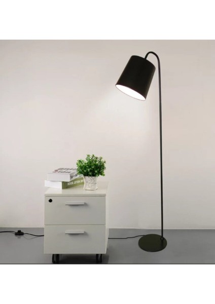 UltraNova Retro rustik metal köşe lambası, yüksekliği 150 cm, şık siyah tasarım