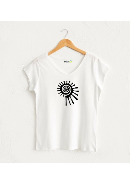 Etnik Spiral Görselli V Yaka Beyaz Tasarım Kadın T-Shirt