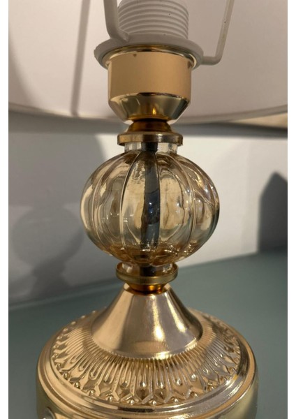 Royal Altın Renkli Metal Ayak Bal Rengi Cam Krem Başlıklı Şık Abajur Masa Lambası
