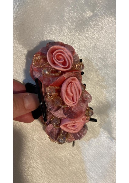 Mandal Toka Siyah Mandal Toka Üzerine Nude Pembe Gül ve Boncuklarla Işlemeli Şık Toka fırsatları