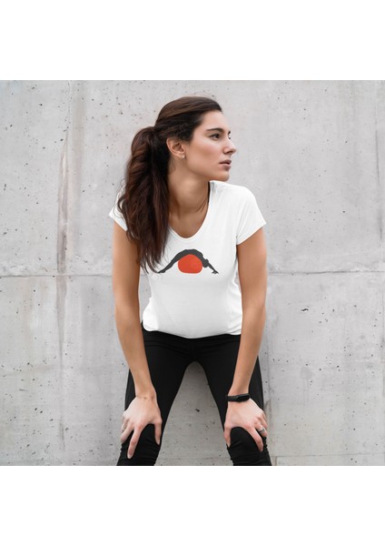 Kırmızı Pilates Topu V Yaka Kadın Beyaz Tasarım T-Shirt fiyatları