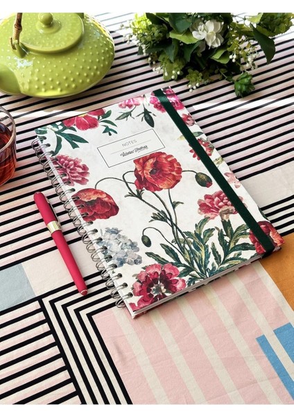 Victoria's Journals Sert Kapak Spiralli Defter Lastikli 20X28 cm .90 Gr. 120 Yaprak 40 Çizg