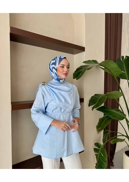 Poplin Kumaş Seyyar Kemerli Broş Detaylı Kadın Tesettür Gömlek