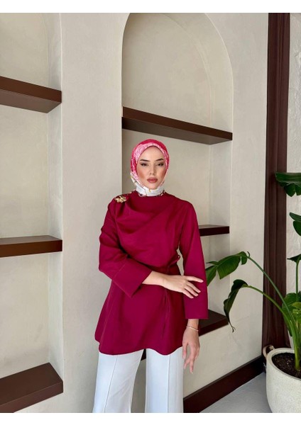 Poplin Kumaş Seyyar Kemerli Broş Detaylı Kadın Tesettür Gömlek