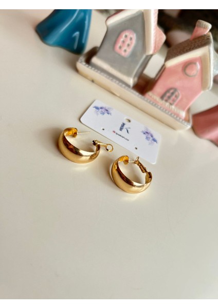 Kalın ve Düz Şıklık: Gold Halka Küpe ile Zamansız Stil