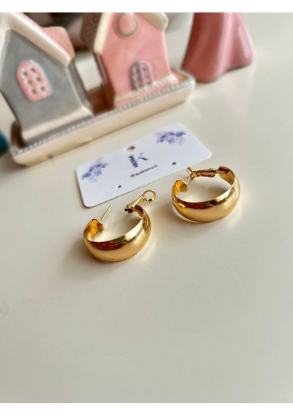 Kalın ve Düz Şıklık: Gold Halka Küpe ile Zamansız Stil