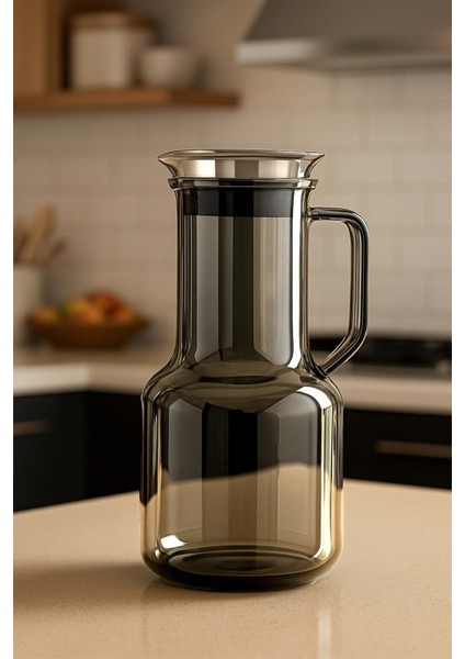 Elite Isıya Dayanıklı Cam Sürahi 1.8 Litre – Füme Renk, Borosilikat, Süzgeçli Kapaklı 1 Adet