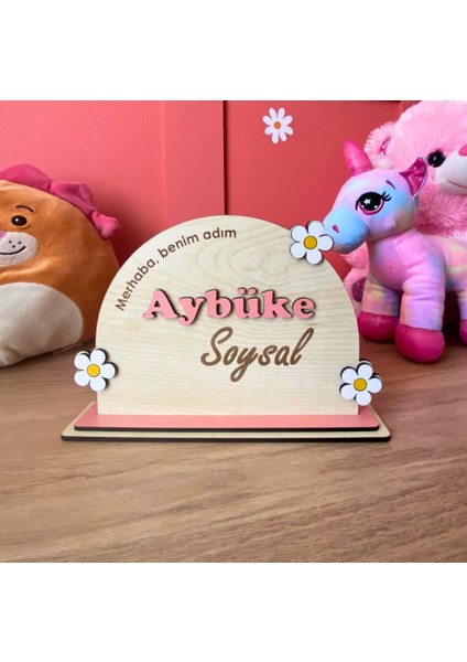 Bebek ve Çocuk Odası Ahşap Isimli Kişiye Özel Papatya Detaylı Standlı Kız Çocuk Masa Dekoru Süsü Aksesuarı