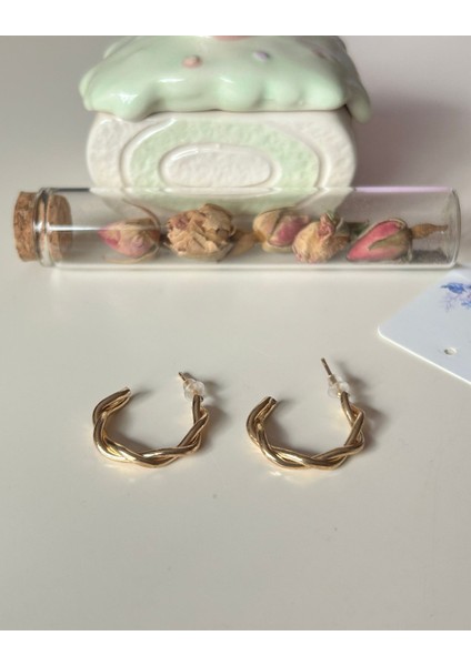Yarım Burgu Model Gold Renk Modern Küpe | Şık ve Zarif Tasarım