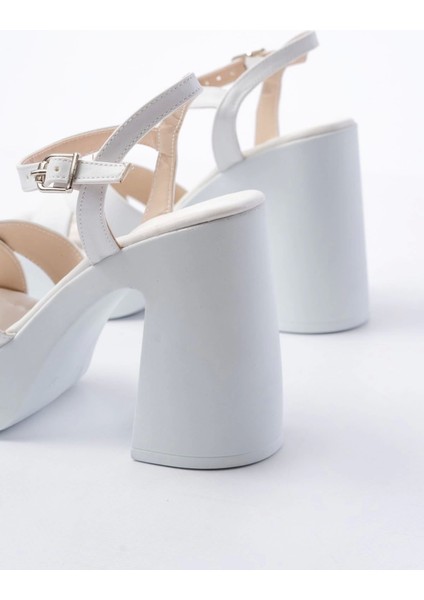 P-105 Beyaz Çapraz Kalın Topuklu Kadın Sandalet fırsatları