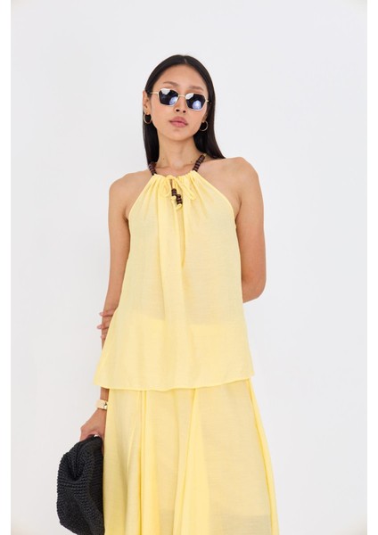 Sıfır Kollu Boncuk Detaylı Halter Yaka Bluz