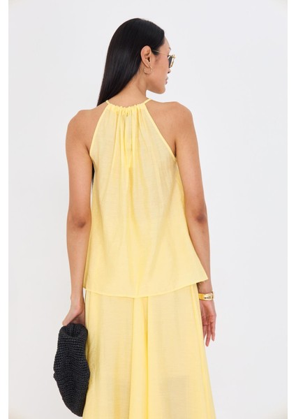 Sıfır Kollu Boncuk Detaylı Halter Yaka Bluz fırsatları