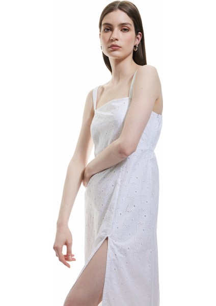 Pamuklu Yırtmaç Detaylı Fistolu Brodeli Midi Askılı Elbise