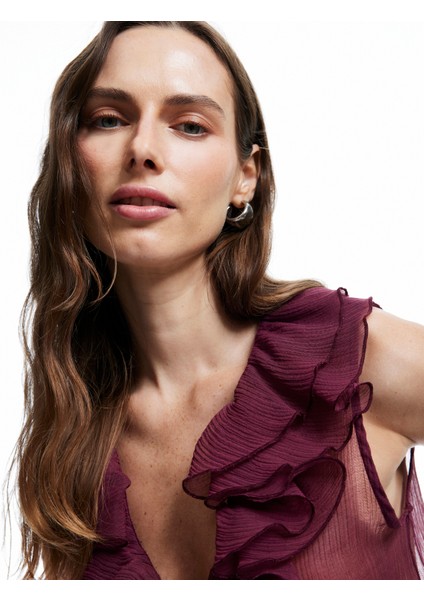 x Melis Ağazat - Kolsuz Fırfır Detaylı V Yaka Krep Bluz fiyatları