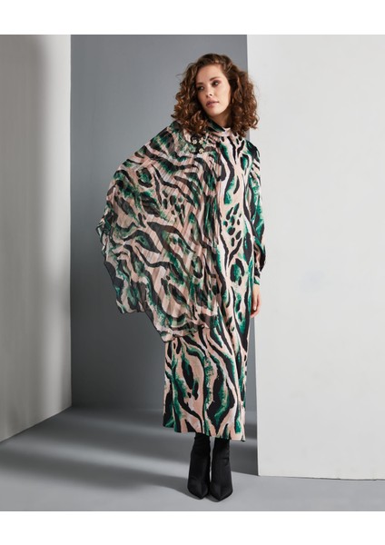 Kadın Asimetrik Desenli Uzun Elbise – Piliseli ve Yaka Aksesuarlı Tasarım