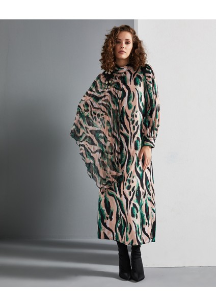 Kadın Asimetrik Desenli Uzun Elbise – Piliseli ve Yaka Aksesuarlı Tasarım fiyatları