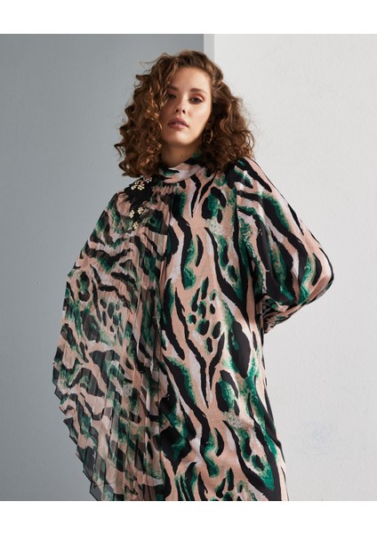 Kadın Asimetrik Desenli Uzun Elbise – Piliseli ve Yaka Aksesuarlı Tasarım modelleri