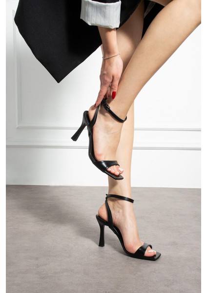 Kadın Siyah Metalik Elara Bilekten Bağlamalı Ince Topuklu Sandalet