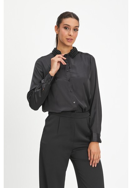 Kadın Taş Detaylı Saten Gömlek – Düğmeli, Şık ve Akıcı Dokulu Tasarım