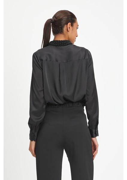 Kadın Taş Detaylı Saten Gömlek – Düğmeli, Şık ve Akıcı Dokulu Tasarım fırsatları
