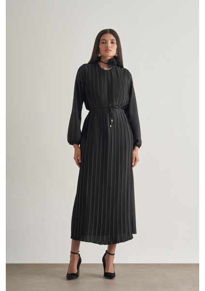 Saten Dokulu Ince Piliseli Siyah Maksi Elbise