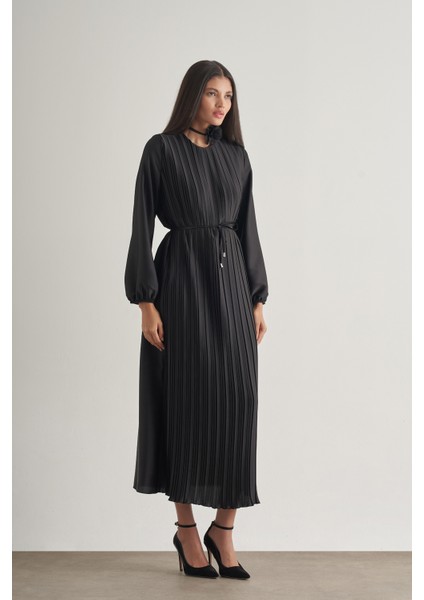 Saten Dokulu Ince Piliseli Siyah Maksi Elbise fiyatları