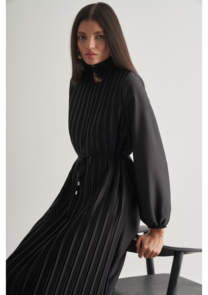 Saten Dokulu Ince Piliseli Siyah Maksi Elbise fırsatları