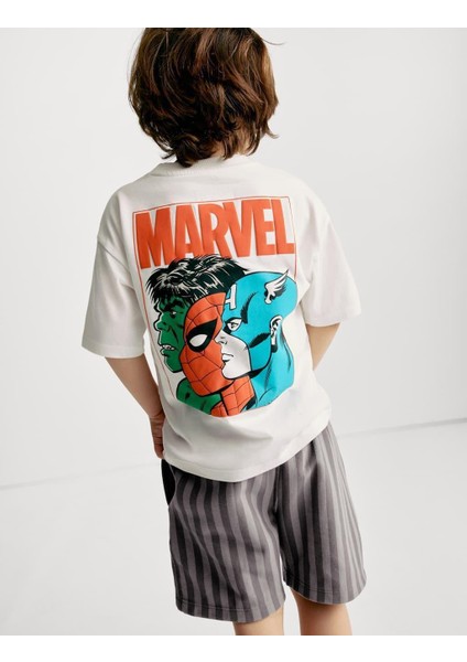 Erkek Çocuk Marvel Karakter Baskılı Beyaz T-Shirt ve Çizgili Şort Takım