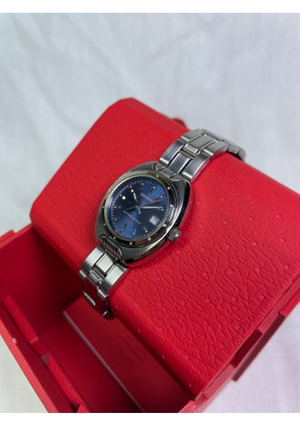 BS902025101A Retro Model Yumurta Kasa Lüks Şık Günlük Takvimli Parlament Mavisi Kadranlı Kadın Kol Saati