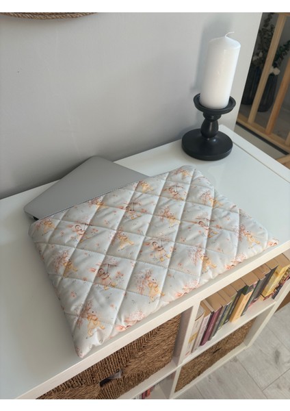 Tavşan Desenli Kapitoneli Bilgisayar Çantası, 13-14-15 İnç Laptop Kılıfı – Suya Dayanıklı Kapitoneli Laptop Kılıfı, Hafif ve Şık El Çantası Tipi Bilgisayar Kılıfı, indirimleri