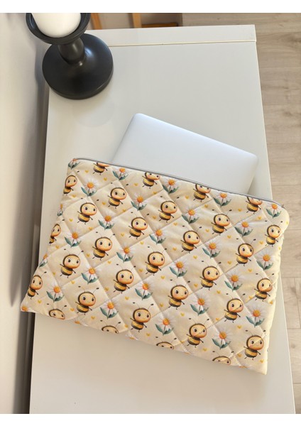 Arı Desenli Bilgisayar Çantası – Su Geçirmez Kapitoneli Kumaş, Yıkanabilir, Pamuklu Astarı ile Koruyucu kılıf , 13 inc Fermuarlı, Hafif ve Taşınabilir Laptop Kılıfı