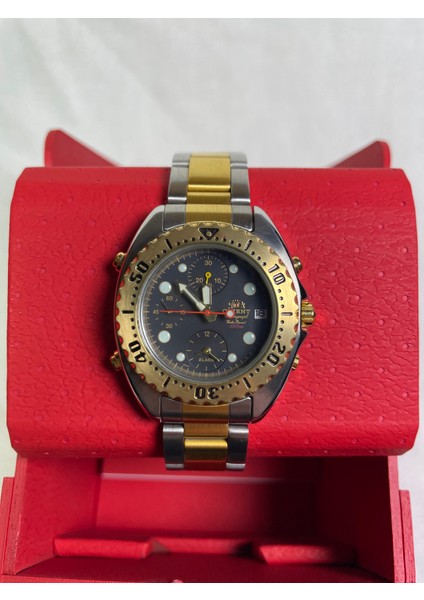 BS902025117A Retro Model Yuvarlak Çelik Kasa Sarı Çerçeveli Üç Fonksiyonlu Takvimli Füme Kadranlı Kronometre ve Alarmlı Lüks Erkek Kol Saati