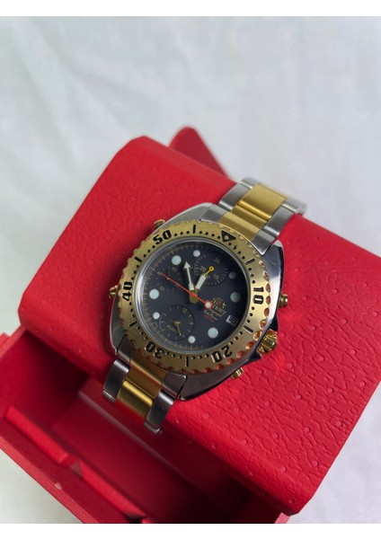 BS902025117A Retro Model Yuvarlak Çelik Kasa Sarı Çerçeveli Üç Fonksiyonlu Takvimli Füme Kadranlı Kronometre ve Alarmlı Lüks Erkek Kol Saati