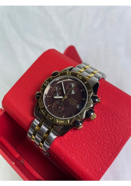 BS902025118A Retro Model Yuvarlak Metalik Kasa Sarı Çerçeveli Üç Fonksiyonlu Takvimli Kahverengi Kadranlı Kronometre ve Alarmlı Erkek Kol Saati