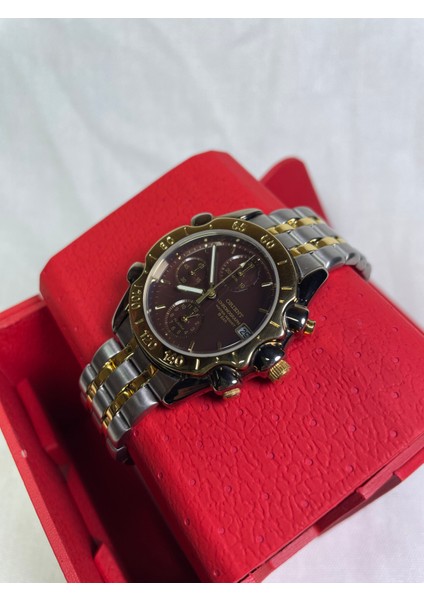 BS902025118A Retro Model Yuvarlak Metalik Kasa Sarı Çerçeveli Üç Fonksiyonlu Takvimli Kahverengi Kadranlı Kronometre ve Alarmlı Erkek Kol Saati