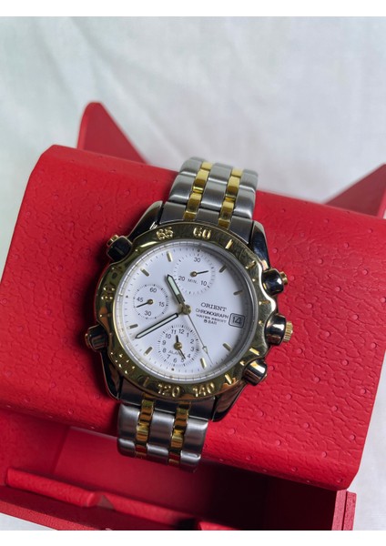 BS902025118B Retro Model Yuvarlak Metalik Kasa Sarı Çerçeveli Üç Fonksiyonlu Takvimli Beyaz Kadranlı Kronometre ve Alarmlı Erkek Kol Saati