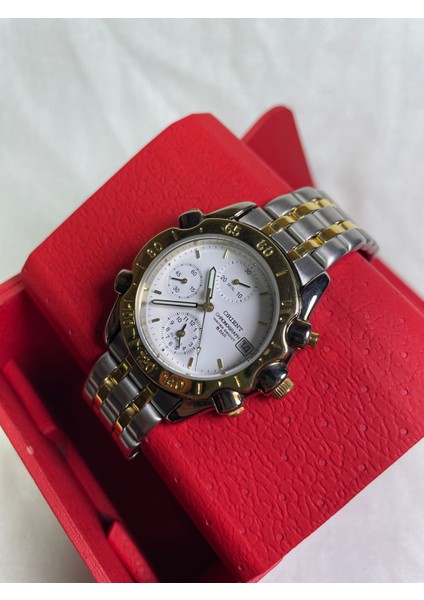 BS902025118B Retro Model Yuvarlak Metalik Kasa Sarı Çerçeveli Üç Fonksiyonlu Takvimli Beyaz Kadranlı Kronometre ve Alarmlı Erkek Kol Saati