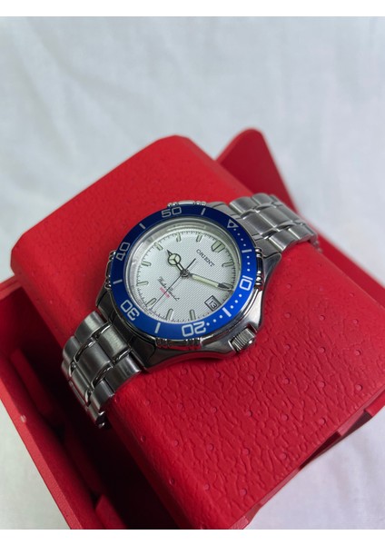 BS9020251122A Retro Model Yuvarlak Metalik Kasa Mavi Çerçeveli Takvimli Gri Kadranlı Şık Erkek Kol Saati