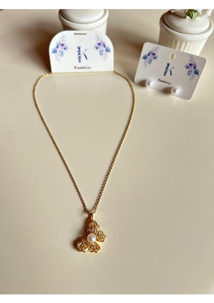Inci Boncuklu Kelebek Figürlü Kolye & Inci Küpe Seti – Gold Renk Paslanmaz Çelik