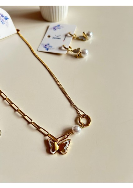 Inci ve Kelebek Figürlü Asimetrik Gold Kolye & Inci Sallantılı Gold Küpe – Paslanmaz Çelik modelleri