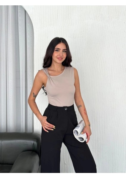 Osy Modal Yumuşak Dokulu Kumaş Bisiklet Yaka Sıfır Kol Bluz Omuz Toka Aksesuar Detaylı - Bej