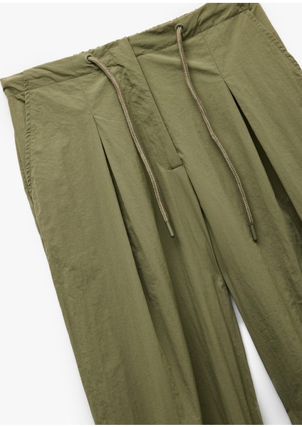 Beli Bağcıklı Düz Paça Rahat Kalıp Cepli Paraşüt Pantolon