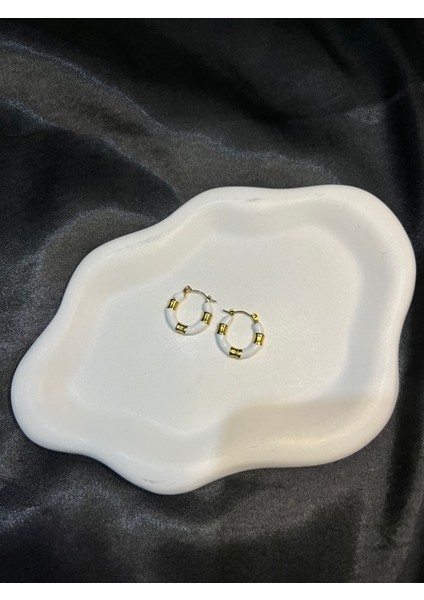 Beyaz ve Altın Renk Detaylı Halka Küpe – Şık ve Modern Tasarım