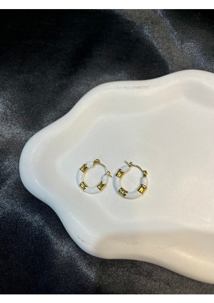 Beyaz ve Altın Renk Detaylı Halka Küpe – Şık ve Modern Tasarım fiyatları