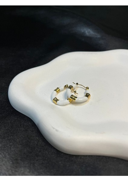 Beyaz ve Altın Renk Detaylı Halka Küpe – Şık ve Modern Tasarım modelleri