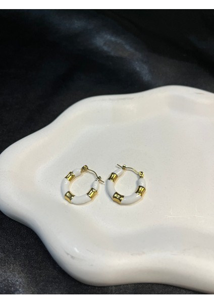 Beyaz ve Altın Renk Detaylı Halka Küpe – Şık ve Modern Tasarım fırsatları