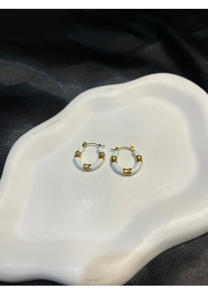 Beyaz ve Altın Renk Detaylı Halka Küpe – Şık ve Modern Tasarım indirimleri