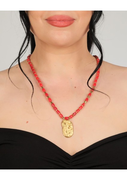 El Yapımı Mercan Boncuklu Bronz Organik Plaka Kolye – Boho Vintage Statement