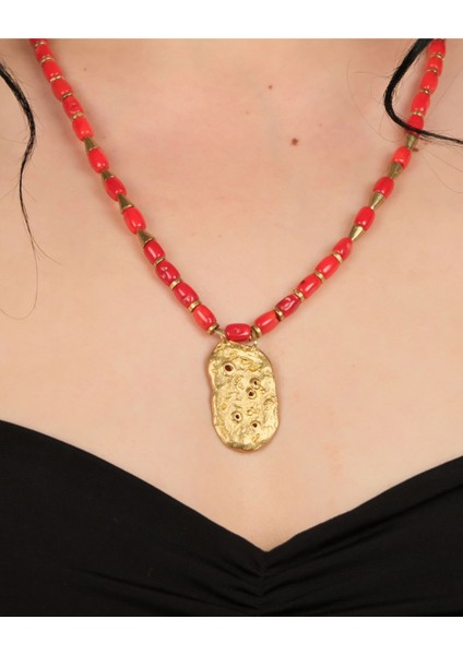 El Yapımı Mercan Boncuklu Bronz Organik Plaka Kolye – Boho Vintage Statement