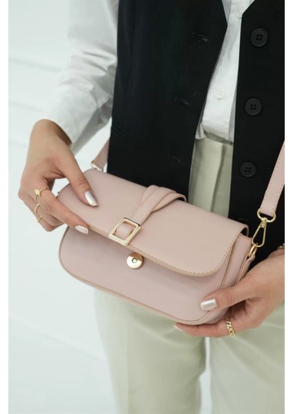 Kadın Minimalist Çapraz Askılı Suni Deri Çanta Günlük ve Şık Kullanım Modern Stil Trend Tasarım